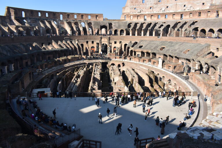 Vista de la arena del Coliseo De Roma