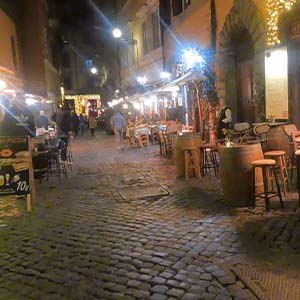 Vista calle del barrio de Trastevere de noche, Roma