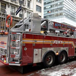 Camión de bomberos en calle nevada, Nueva York