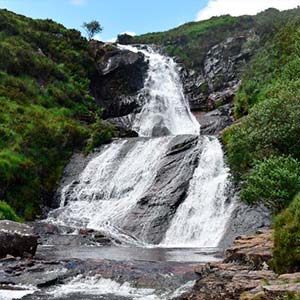 Vista de una escondida cascada en las Highlands, Escocia