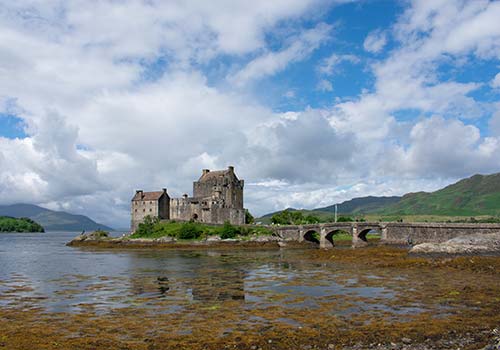 Vista desde lejos del Castillo de Eilean Donan, a orillas del Lago Ness, Escocia