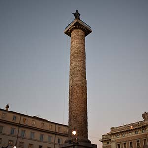 Vista de la Columna de Trajano de noche, Roma
