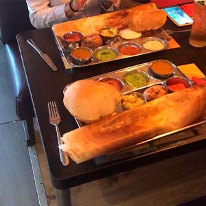 Mesa con presentación de desayuno escocés