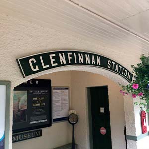 Fachada de la estación de tren de Glenfinnan, Escocia