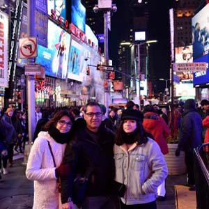 Mi mujer, mi hija y yo en la Gran Manzana de noche, iluminada por el neón de las pantallas, Nueva York