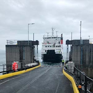 Vista del ferry con destino a Mallaig, Escocia, atracando