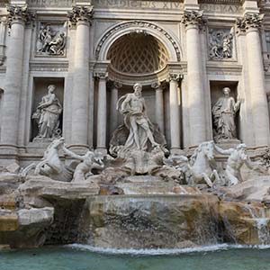Vista frontal de la Fontana de Trevi, Roma, de día