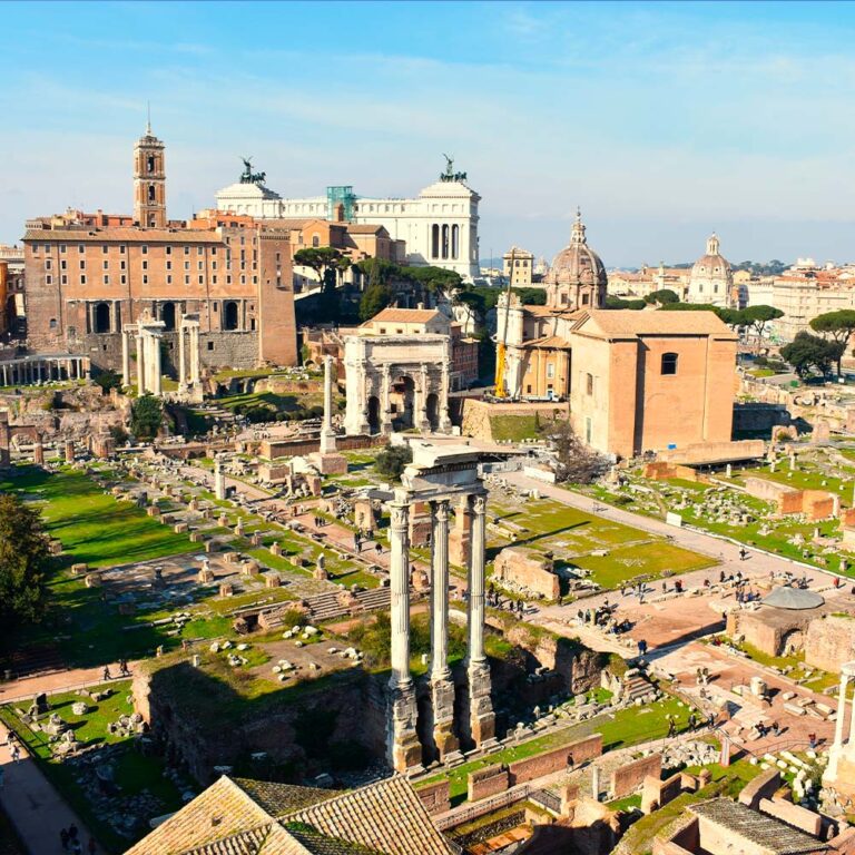Vista del foro romano desde arriba en la tarde