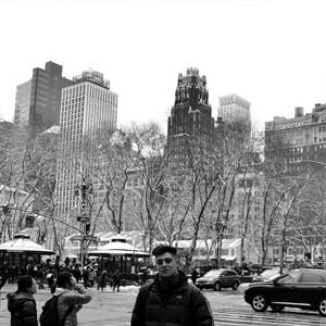 Mi hijo en Bryant Park en blanco y negro, Nueva York