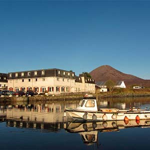Vista desde el mar del Dunollie Hotel ‘A Bespoke Hotel’, en Broadford, Escocia