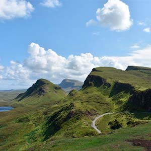 Vista del Paisaje de valles entre montañas verdes en la Isla de Skye
