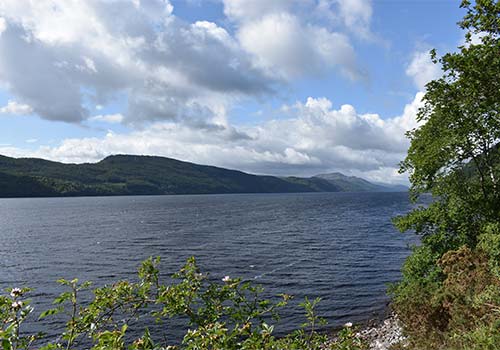 Vista del Lago Ness desde una orilla en un día nublado, Escocia
