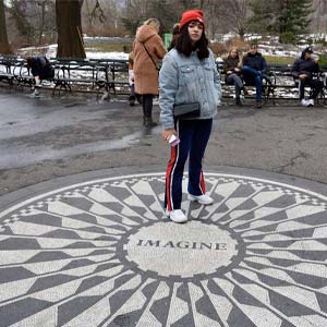 Mujer en el mosaico en honor a John Lenon, Nueva York