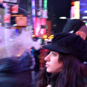 Perfil femenino en la noche y el humo de la Gran Manzana, Nueva York