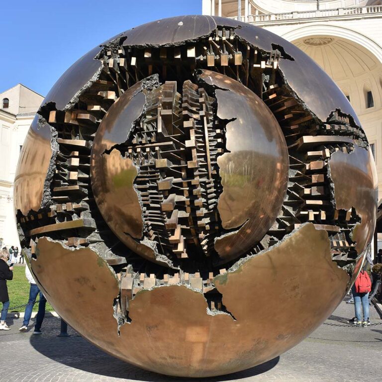 Escultura esférica en el patio de los Museos Vaticanos