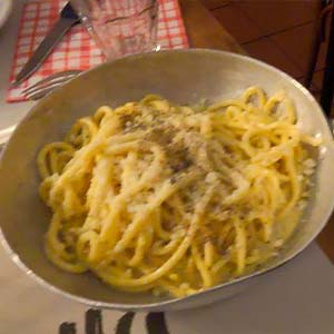 Pasta Cacio e Pepe presentación, Roma