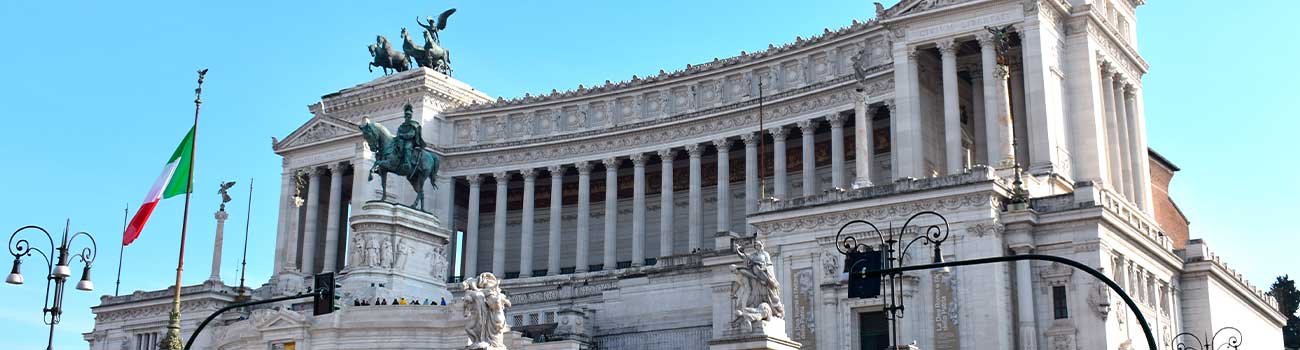 Vista desde la Plaza de Venecia de la fachada del Palacio Vittoriano en Roma, Italia