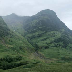 Vista del Valle Perdido en la niebla, Escocia