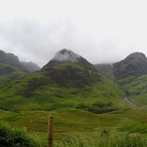 Vista del Valle Perdido, entre las montañas Three Sisters y la niebla, Escocia