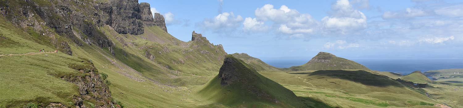 Vista Valle de Quiraing con el mar de fondo, Isla de Skye, Escocia
