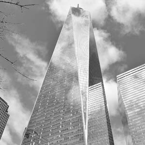 World Trade Center desde abajo, Nueva York, en blanco y negro