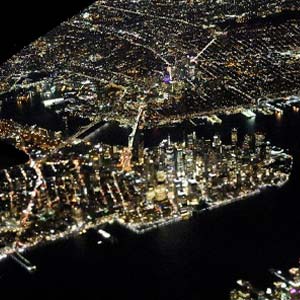 Vista nocturna de Manhattan desde el avión, Nueva York