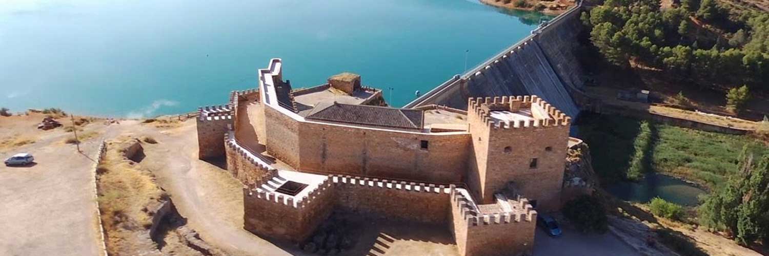 Vista aérea del Castillo de Peñarroya y el embalse
