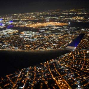 Vista nocturna de Manhattan desde el avión, Nueva York