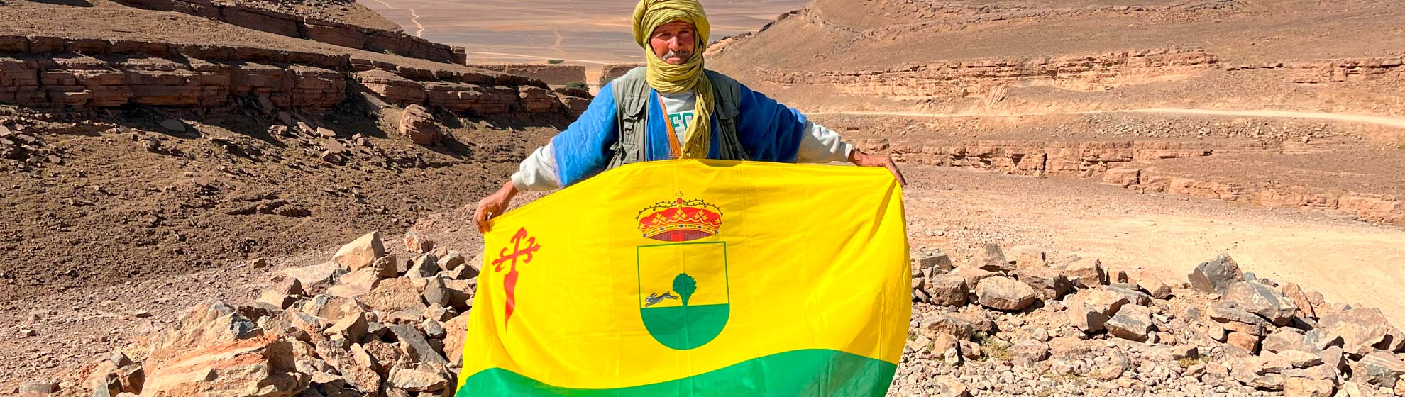 Berebere sujetando la bandera de Tomelloso en la Cárcel Portuguesa