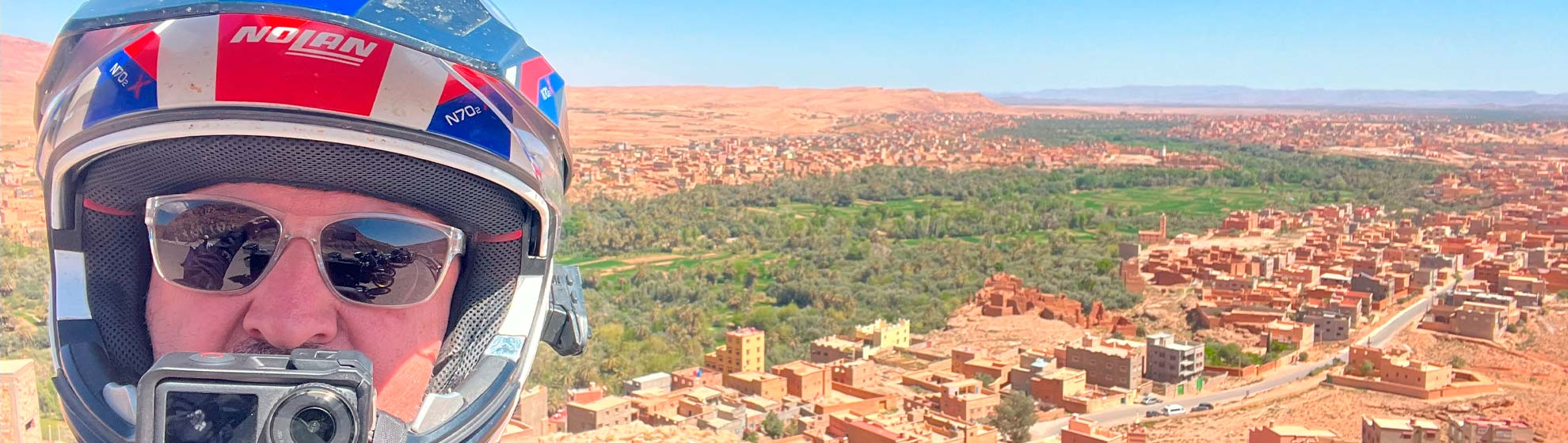 Selfie con el casco de moto y la garganta del Todra en el fondo, Sáhara, Marruecos