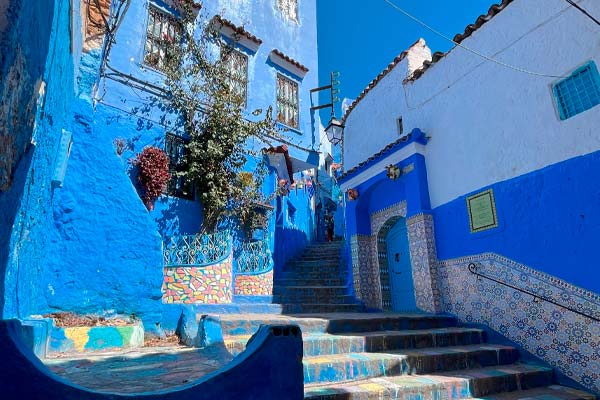 Vista de una escalinata en la ciudad azul de Chefchaouen, Marruecos