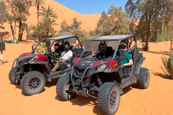Dos del grupo montados en el buggy, en el oasis de Merzouga, Marruecos