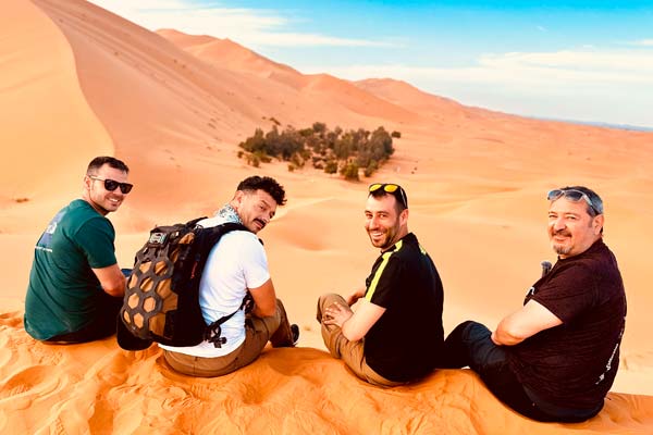 El grupo descansando en una duna, desierto del Sáhara, Marruecos