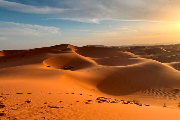 Majestuosa puesta de sol sobre las dunas en el Sáhara, Marruecos