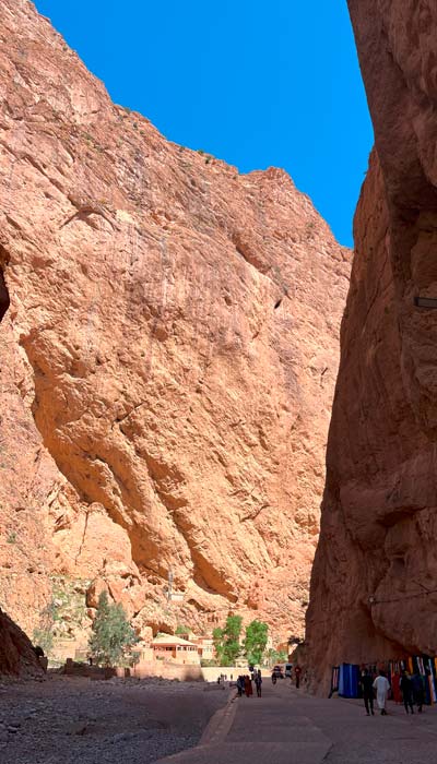 Vista desde abajo de la garganta del Todra, Sáhara, Marruecos