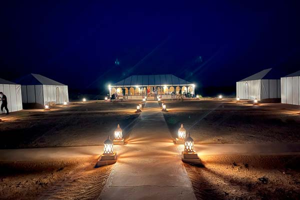 Vista exterior de un hotel de Jaimas en el Desierto del Sáhara, Marruecos