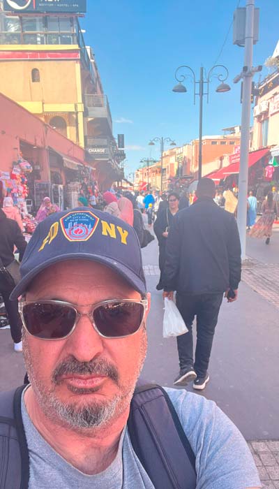 Selfiue con gorra en una calle concurrida de Marrakech durante el día, Marrakech, Marruecos