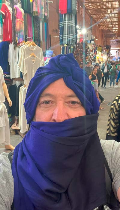 Selfie con turbante puesto en el mercado de Marrakech, Marruecos