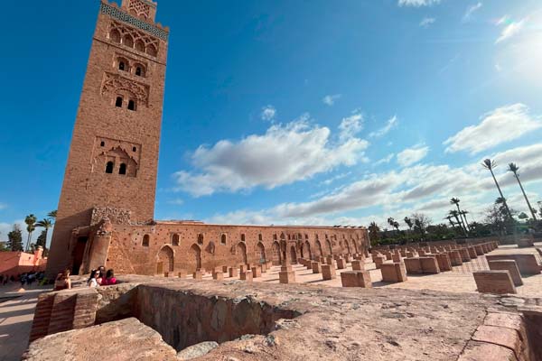 Vista de la fachada y la torre de la mezquita en Marrakech, Marruecos