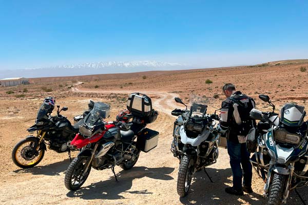Las cuatro motos del grupo en medio de la ruta por el Sáhara hacia el Atlántico, Marruecos
