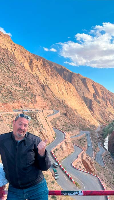Foto mía y de fondo la carretera descendiendo por la garganta del Dades, Sáhara, Marruecos